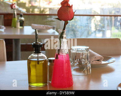 Tabella attraenti decorazioni, Via Verdi cucina rustica, Miami, FL Foto Stock