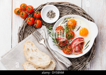 La prima colazione con uova fritte e pancetta Foto Stock