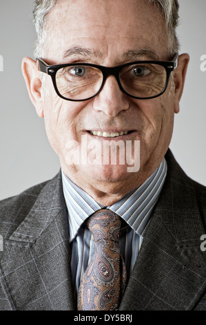 Ritratto di uomo anziano, indossa una tuta e tirante Foto Stock