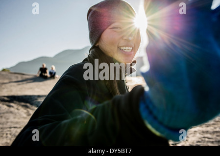 Ritratto di shy giovane femmina escursionista, Squamish, British Columbia, Canada Foto Stock