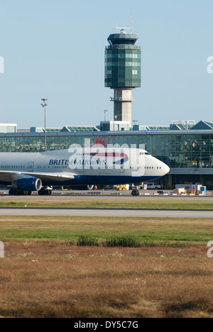 British Airways jet commerciale di rullaggio all'Aeroporto Internazionale di Vancouver. Foto Stock