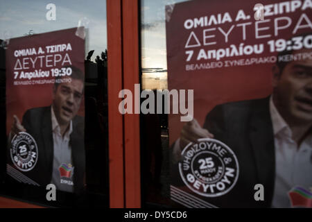 Salonicco, Grecia . 07 apr 2014. Il leader dell opposizione Alexis Tsipras offre un discorso a SYRIZA sostenitori e membri di partito a Salonicco presso il centro congressi Vellidio, un mese e mezzo prima della doppia elezione (elezioni comunali ed europee) il 25 maggio. Salonicco, Grecia il 7 aprile 2014. Leader di SYRIZA Alexis Tsipras è impostato per essere nominato la sinistra europea del candidato per il presidente della Commissione europea. Credito: Konstantinos Tsakalidis/Alamy Live News Foto Stock