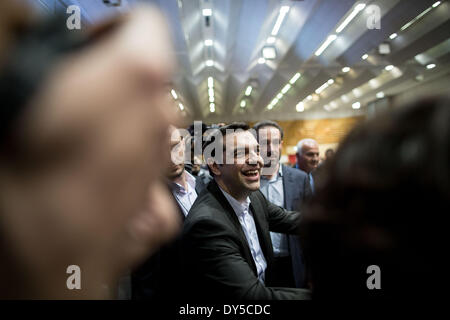 Salonicco, Grecia . 07 apr 2014. Il leader dell opposizione Alexis Tsipras offre un discorso a SYRIZA sostenitori e membri di partito a Salonicco presso il centro congressi Vellidio, un mese e mezzo prima della doppia elezione (elezioni comunali ed europee) il 25 maggio. Salonicco, Grecia il 7 aprile 2014. Leader di SYRIZA Alexis Tsipras è impostato per essere nominato la sinistra europea del candidato per il presidente della Commissione europea. Credito: Konstantinos Tsakalidis/Alamy Live News Foto Stock
