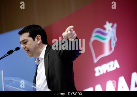 Salonicco, Grecia . 07 apr 2014. Il leader dell opposizione Alexis Tsipras offre un discorso a SYRIZA sostenitori e membri di partito a Salonicco presso il centro congressi Vellidio, un mese e mezzo prima della doppia elezione (elezioni comunali ed europee) il 25 maggio. Salonicco, Grecia il 7 aprile 2014. Leader di SYRIZA Alexis Tsipras è impostato per essere nominato la sinistra europea del candidato per il presidente della Commissione europea. Credito: Konstantinos Tsakalidis/Alamy Live News Foto Stock