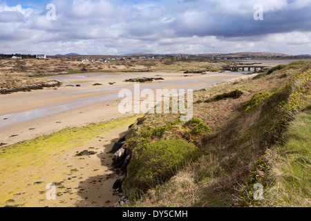Irlanda, Co Donegal, Rosses, Cruit Island, causeway oltre Illan Doo a bassa marea Foto Stock