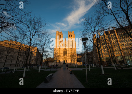 BRUXELLES, Belgio: La cattedrale di San Michele e San Gudula, un capolavoro dell'architettura gotica brabantina, si erge in cima alla collina di Treurenberg. Costruita tra il XIII e il XV secolo, questa cattedrale cattolica presenta due torri gotiche gemelle, notevoli vetrate colorate e una cripta romanica. La cattedrale, dedicata ai santi patroni di Bruxelles, rappresenta uno dei monumenti religiosi più significativi del Belgio. Foto Stock