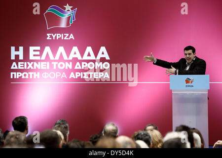 Salonicco, Grecia . 07 apr 2014. Il leader dell opposizione Alexis Tsipras offre un discorso a SYRIZA sostenitori e membri di partito a Salonicco presso il centro congressi Vellidio, un mese e mezzo prima della doppia elezione (elezioni comunali ed europee) il 25 maggio. Salonicco, Grecia il 7 aprile 2014. Leader di SYRIZA Alexis Tsipras è impostato per essere nominato la sinistra europea del candidato per il presidente della Commissione europea. Credito: Konstantinos Tsakalidis/Alamy Live News Foto Stock