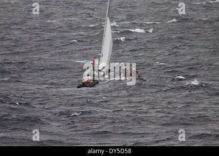 US Navy marinai da Oliver Hazard Perry-class guidato-missile fregata USS Vandegrift salvataggio di una famiglia con un bambino malato dalla loro barca a vela il cuore dei ribelli durante il salvataggio in mare Aprile 6, 2014 al largo delle coste del Messico. Foto Stock