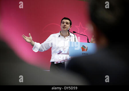 Salonicco, Grecia . 07 apr 2014. Il leader dell opposizione Alexis Tsipras offre un discorso a SYRIZA sostenitori e membri di partito a Salonicco presso il centro congressi Vellidio, un mese e mezzo prima della doppia elezione (elezioni comunali ed europee) il 25 maggio. Salonicco, Grecia il 7 aprile 2014. Leader di SYRIZA Alexis Tsipras è impostato per essere nominato la sinistra europea del candidato per il presidente della Commissione europea. Credito: Konstantinos Tsakalidis/Alamy Live News Foto Stock