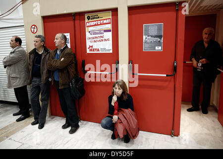 Salonicco, Grecia . 07 apr 2014. Il leader dell opposizione Alexis Tsipras offre un discorso a SYRIZA sostenitori e membri di partito a Salonicco presso il centro congressi Vellidio, un mese e mezzo prima della doppia elezione (elezioni comunali ed europee) il 25 maggio. Salonicco, Grecia il 7 aprile 2014. Leader di SYRIZA Alexis Tsipras è impostato per essere nominato la sinistra europea del candidato per il presidente della Commissione europea. Credito: Konstantinos Tsakalidis/Alamy Live News Foto Stock