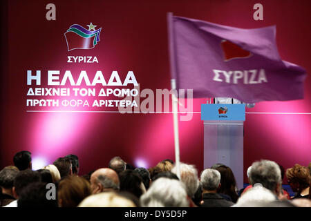 Salonicco, Grecia . 07 apr 2014. Il leader dell opposizione Alexis Tsipras offre un discorso a SYRIZA sostenitori e membri di partito a Salonicco presso il centro congressi Vellidio, un mese e mezzo prima della doppia elezione (elezioni comunali ed europee) il 25 maggio. Salonicco, Grecia il 7 aprile 2014. Leader di SYRIZA Alexis Tsipras è impostato per essere nominato la sinistra europea del candidato per il presidente della Commissione europea. Credito: Konstantinos Tsakalidis/Alamy Live News Foto Stock