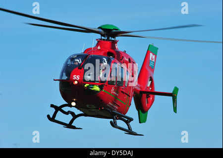 Welsh Air Ambulance frequentando Rta Amlwch Anglesey North Wales UK battenti G-Wass welsh aereo elicottero Foto Stock