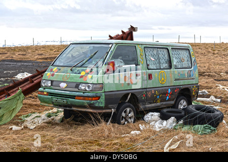 Minivan abbandonati in campagna in Islanda Foto Stock