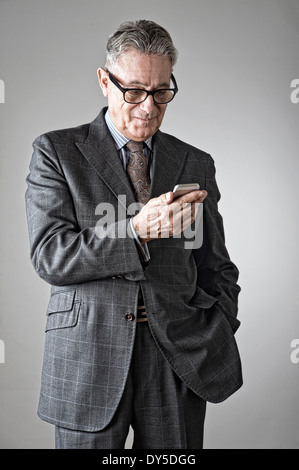 Senior uomo utilizzando il telefono cellulare Foto Stock