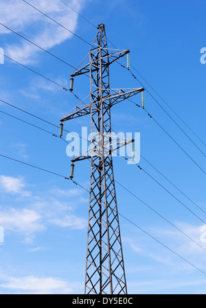 Pilastro elettrico sullo sfondo del cielo nuvoloso Foto Stock