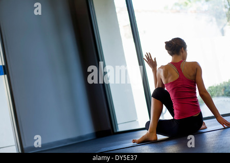 Giovane donna in posa di yoga Foto Stock