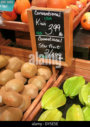 Kiwi e Star Fruit, prodotti freschi sezione,il mercato dei prodotti freschi a Tampa, Florida Foto Stock