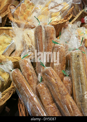 Le pagnotte di pane appena sfornato, il mercato dei prodotti freschi a Tampa, FloridaThe mercato fresco a Tampa, Florida Foto Stock