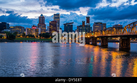 Luci colorate riflette il fiume Willamette nel centro di Portland, Oregon Foto Stock