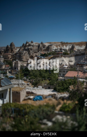 Goreme, situato tra la "fata camino' formazioni rocciose, è una città in Cappadocia, una regione storica della Turchia. Foto Stock