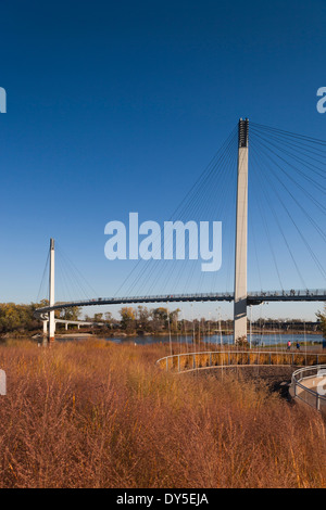 Stati Uniti d'America, Nebraska, Omaha, Bob Kerrey ponte pedonale attraverso il fiume Missouri Foto Stock