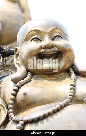 Statue di divinità cinese a sorridere così felice. Foto Stock