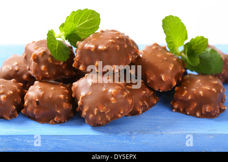 Praline di cioccolato con noci tritate Foto Stock
