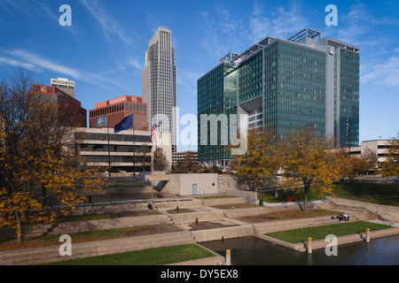 Stati Uniti d'America, Nebraska, Omaha, Gene Leahy Mall, skyline Foto Stock