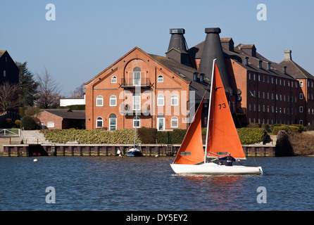 Barca a vela sul Oulton Broad, Lowestoft Foto Stock