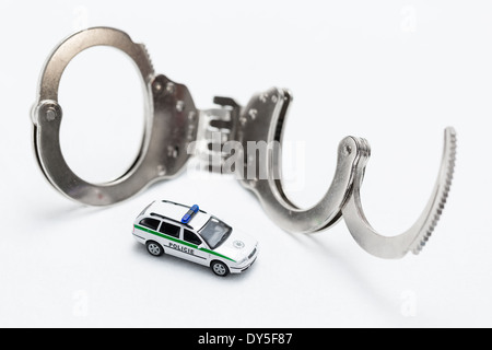 I biscottini con il modello di auto della polizia su sfondo bianco Foto Stock