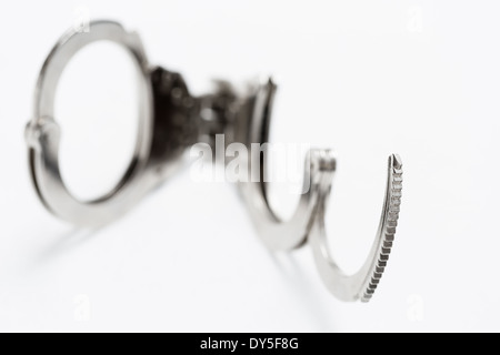 Foto di una coppia di anelli portagancio isolati su sfondo bianco Foto Stock