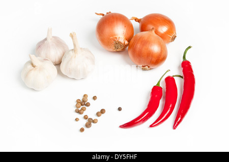 Aglio, cipolla, peperoncino e spezie isolati su sfondo bianco Foto Stock