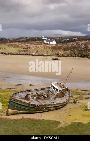 Irlanda, Co Donegal, Rosses, Cruit Island, vecchia barca da pesca in Illan Doo a bassa marea Foto Stock
