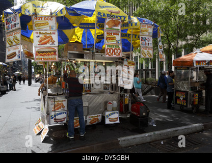 Food Street Vendor carrello Manhattan New York City Stati Uniti d'America. La vendita di hot dog Foto Stock