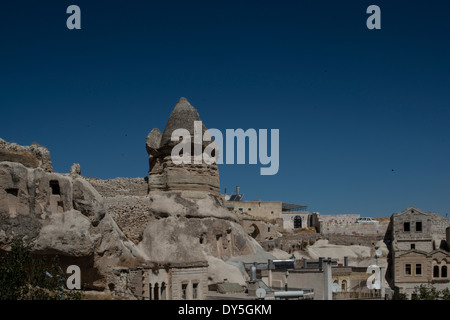 Goreme, situato tra la "fata camino' formazioni rocciose, è una città in Cappadocia, una regione storica della Turchia. Foto Stock