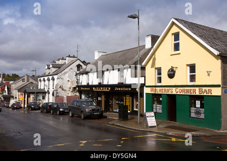 Irlanda, Co Donegal, Dungloe village, negozi e bar in via principale Foto Stock