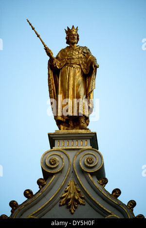 BRUGES, Belgio: Una statua dorata di un re incorona l'Oude Griffie (Old Recorders House) in Burg Square. Questo storico edificio civico, risalente al periodo medievale, presenta elaborate decorazioni architettoniche che includono questa prominente figura dorata. La struttura rappresenta la sofisticata miscela di stili gotici e rinascimentali caratteristici dell'architettura civica di Bruges. Foto Stock