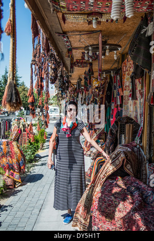 Acquisto turistiche tradizionali tappeti Turchi a Goreme Cappadocia. Foto Stock