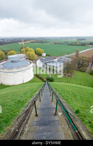 Ttumuleu del Leone del campo di battaglia di Waterloo, memoriale di Waterloo, Belgio | WATERLOO, Belgio — Visto dalla cima del Ttumuleu del Leone, la rotonda panoramica e il parco circostante si estendono verso il basso in direzione dei campi aperti dove un tempo avanzava l'esercito di Napoleone. L'edificio circolare ospita un panorama dipinto nel 1912 della battaglia, parte del complesso monumentale costruito intorno al sito del campo di battaglia napoleonico più visitato del Belgio. Foto Stock