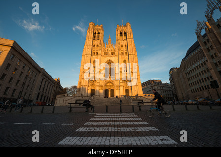 BRUXELLES, Belgio: La cattedrale di San Michele e San Gudula, un capolavoro dell'architettura gotica brabantina, si erge in cima alla collina di Treurenberg. Costruita tra il XIII e il XV secolo, questa cattedrale cattolica presenta due torri gotiche gemelle, notevoli vetrate colorate e una cripta romanica. La cattedrale, dedicata ai santi patroni di Bruxelles, rappresenta uno dei monumenti religiosi più significativi del Belgio. Foto Stock