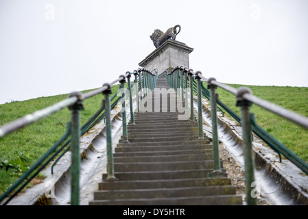 WATERLOO, Belgio — WATERLOO, Belgio — gradini che portano alla cima della sterlina del Leone (Butte du Lion), una collina artificiale costruita sul campo di battaglia di Waterloo per commemorare il luogo in cui Guglielmo II dei Paesi Bassi è stato ferito durante la battaglia. La collina si trova in un punto lungo la linea dove l'esercito alleato sotto il comando del Duca di Wellington prese posizione durante la Battaglia di Waterloo. Lo storico campo di battaglia di Waterloo, dove Napoleone Bonaparte affrontò la sua sconfitta finale, attira appassionati di storia e turisti, cercando di esplorare il suo ricco passato e monumenti. Foto Stock