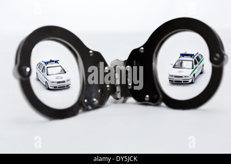 I biscottini con modelli di cooperazione di polizia e della polizia della città di auto su sfondo bianco Foto Stock