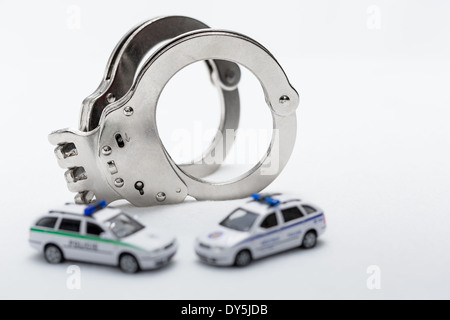 I biscottini con modelli di cooperazione di polizia e della polizia della città di auto su sfondo bianco Foto Stock