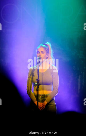 Toronto, Canada. 7 Apr 2014. Trio britannico banda grammatica di Londra con la cantante Hannah Reid esegue un sold-out show al concerto di Phoenix Theatre. Credito: EXImages/Alamy Live News Foto Stock