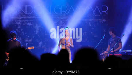 Toronto, Canada. 7 Apr 2014. Trio britannico banda grammatica di Londra con la cantante Hannah Reid esegue un sold-out show al concerto di Phoenix Theatre. Credito: EXImages/Alamy Live News Foto Stock