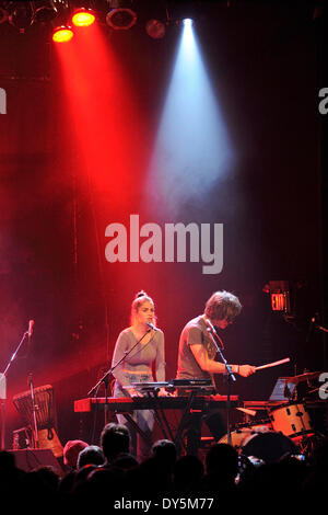 Toronto, Canada. 7 Apr 2014. Trio britannico banda grammatica di Londra con la cantante Hannah Reid esegue un sold-out show al concerto di Phoenix Theatre. Credito: EXImages/Alamy Live News Foto Stock