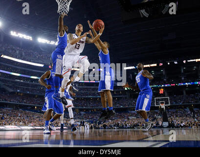 Arlington, TX, Stati Uniti d'America. 7 apr, 2014. Connecticut Huskies guard Shabazz Napier (13) split difensori Kentucky Wildcats guard Dominique Hawkins (25) e Kentucky Wildcats guard Aaron Harrison (2), per un paniere come Connecticut ha sconfitto il Kentucky per il campionato nazionale di lunedì 7 aprile 2014 in Arlington, TX. Foto di Mark Cornelison | Credito personale: Lexington Herald-Leader/ZUMAPRESS.com/Alamy Live News Foto Stock