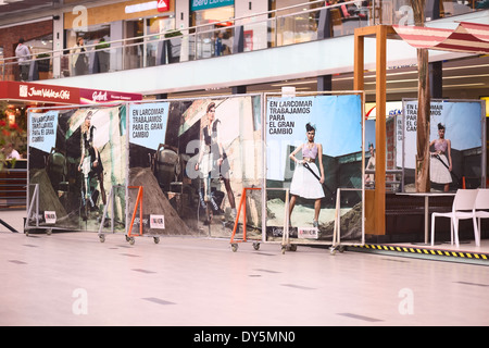 Sotto il segno di costruzione nel centro commerciale Larcomar nel distretto di Miraflores a Lima in Perù Foto Stock