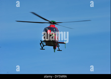 Welsh Air Ambulance frequentando Rta Amlwch Anglesey North Wales UK battenti G-Wass welsh aereo elicottero Foto Stock