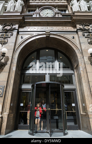 Ingresso al negozio Macy's e persone che partono alle porte girevoli di Manhattan New York Foto Stock